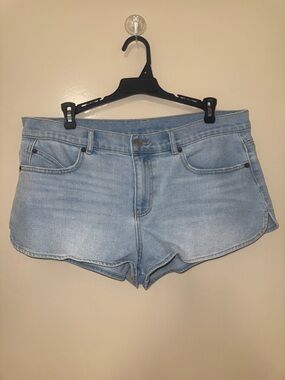 Florence by Mills Women’s Light Blue Denim Dolphin Hem Shorts